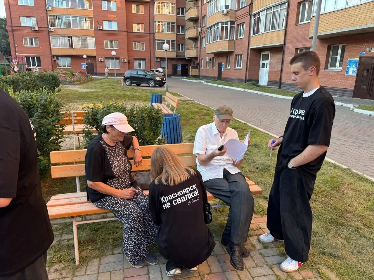 Горожане во дворах выражают отношение к проекту и инициируют обсуждение вопросов экологии и благоустройства.