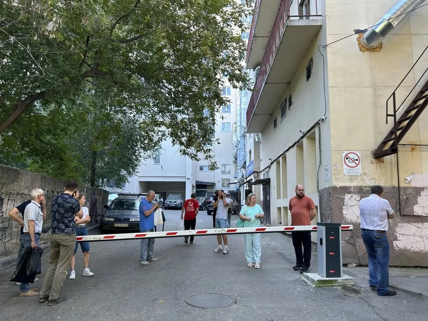 Жильцы многоквартирного дома требуют сохранения свободного прохода во двор после демонтажа ограждений; конфликт перешёл в попытку блокирования работ и обращение в полицию, вопрос будет рассматриваться в юридической плоскости.