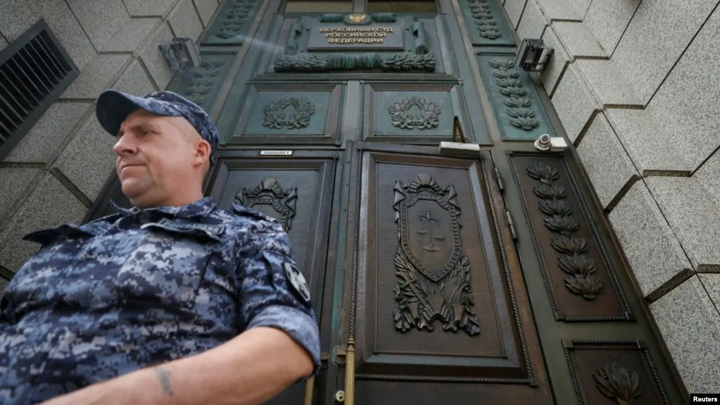 Суд принял решение поместить под стражу подозреваемого по делу о содействии терроризму; материалы косвенно затрагивают вопросы антивоенной позиции и случаи задержаний приезжих.
