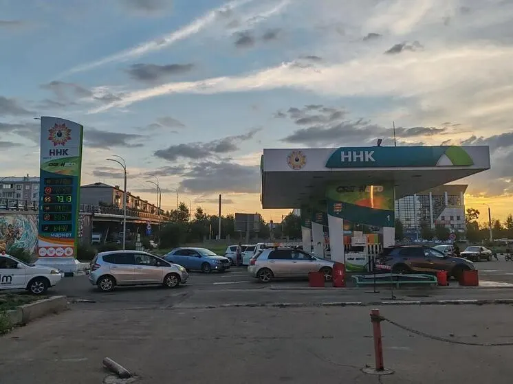 Ситуацию на заправках региона сопровождает рост спроса на бензин; власти и поставщики заявляют о запасах и планах увеличить поставки.