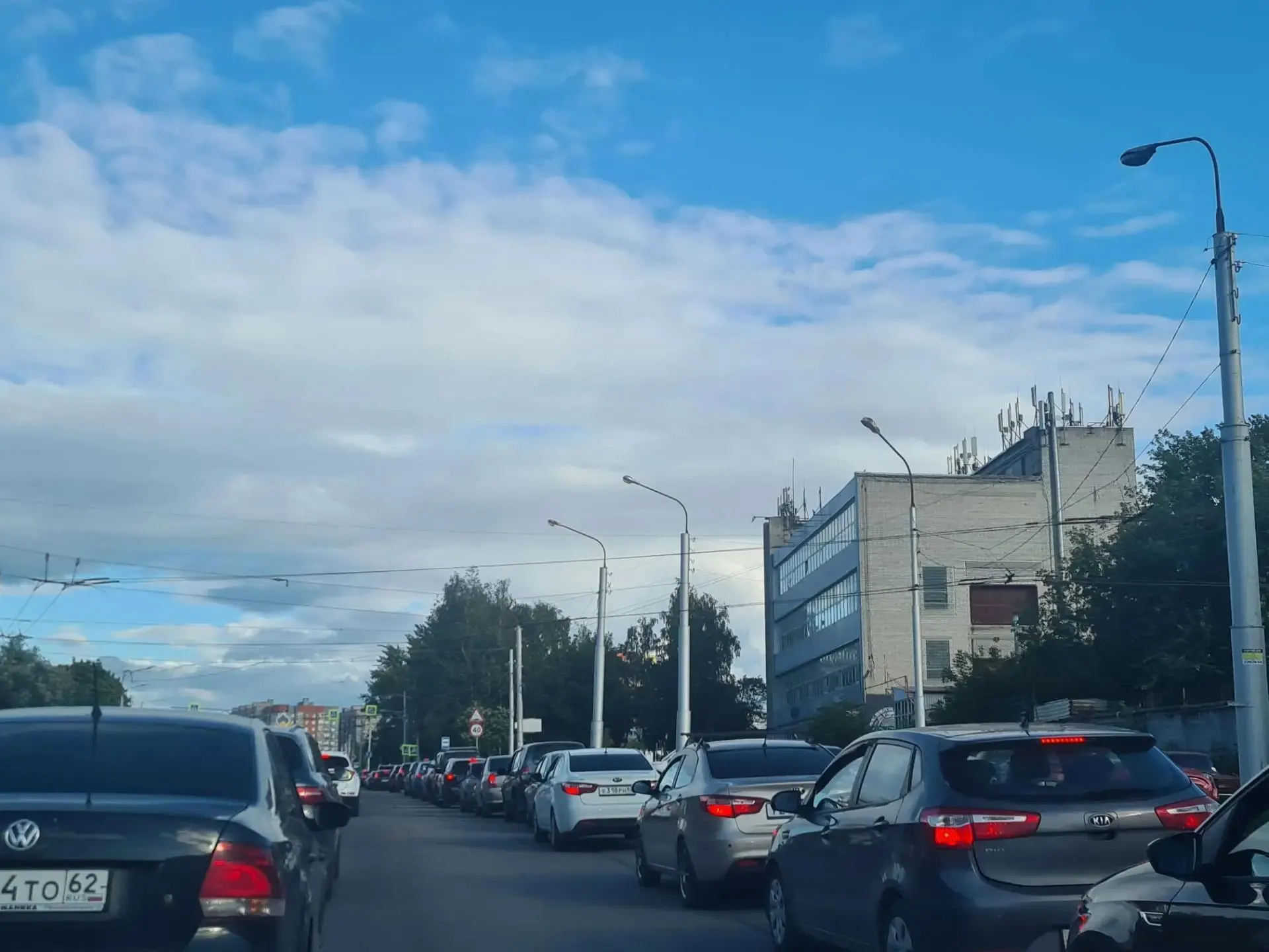 В регионе продолжаются перебои с поставками топлива, очереди на АЗС становятся длиннее.
