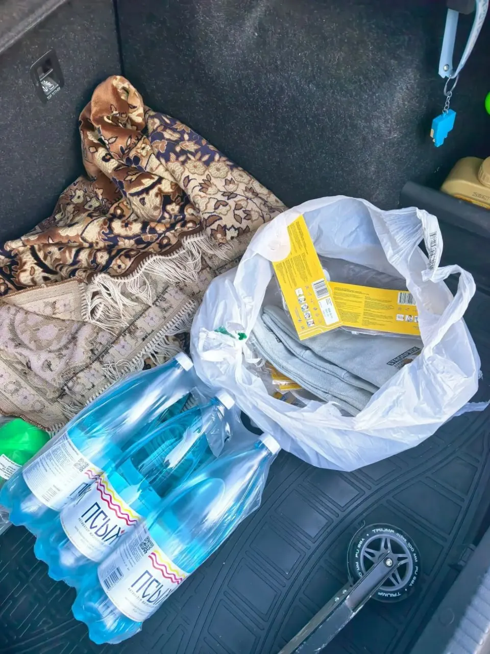 Жители Самары доставляют питьевую воду, продукты и средства индивидуальной защиты пожарным на склад в Новосемейкино, где продолжают работать экстренные службы после удара дронов.