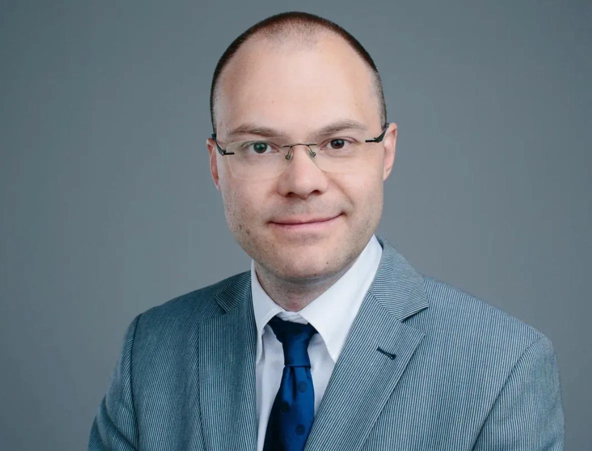 Кандидата Антона Костика выдвигают на выборах в Законодательное собрание Санкт-Петербурга; соперник подал иск об отмене регистрации по ряду оснований, дела ведутся в суде после повторной регистрации.