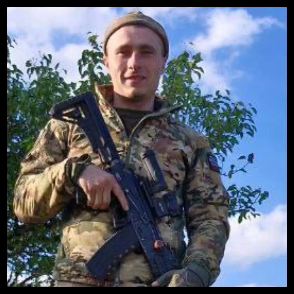27-летний Дмитрий Бахтин погиб во время выполнения боевого задания. Прощальная церемония пройдет 7 августа в Горно-Алтайске.