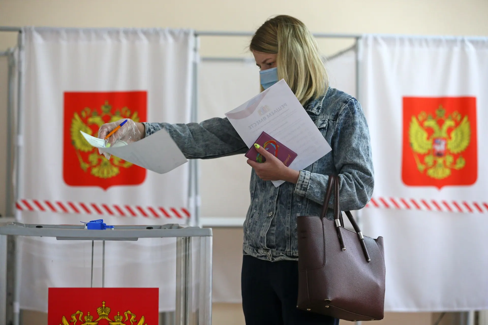 Разбираемся, как функционирует голосование по месту нахождения, какие проблемы возникают с контролем и двойным голосованием, и что об этом следует знать.