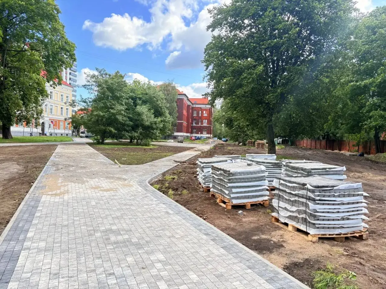 В сквере рядом с женской консультацией обновят электросети, освещение и пешеходные маршруты; планируется установка качелей, скамеек и урн, а озеленение завершится высадкой сакур и кустарников.