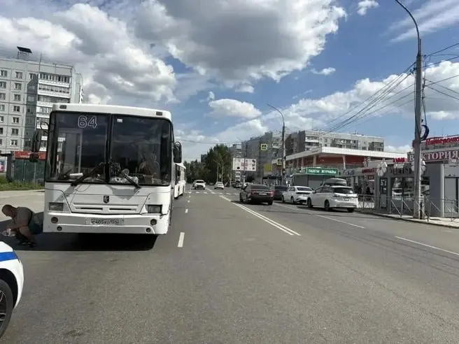 76-летняя женщина была сбита автобусом №64 у дома на Рассветной, 4; пострадавшая госпитализирована, ищут свидетелей.