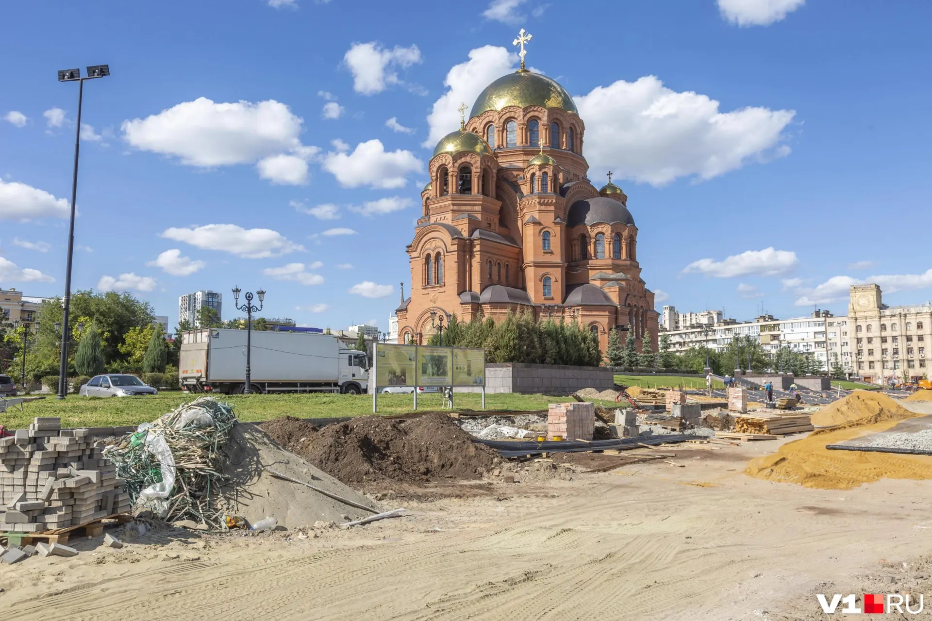 Сроки благоустройства центральной площади сорваны; завершающий график объявлен на 1 сентября. На объект выделено около 290 млн рублей.