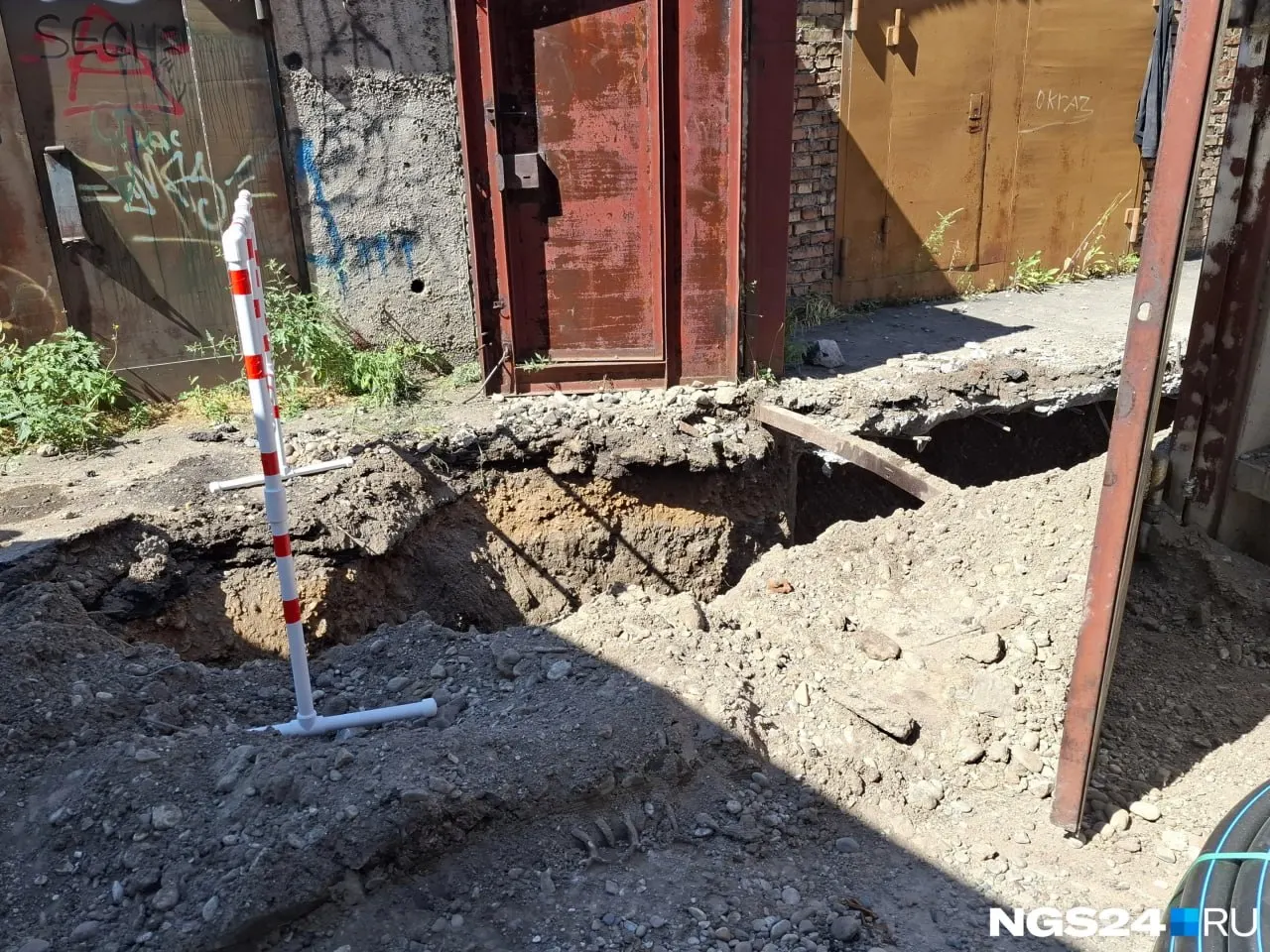 Заказчик по документам — Дарья Пензина, дочь депутата краевого Заксобрания; жильцы требуют объяснений после неожиданных работ по водоотведению.