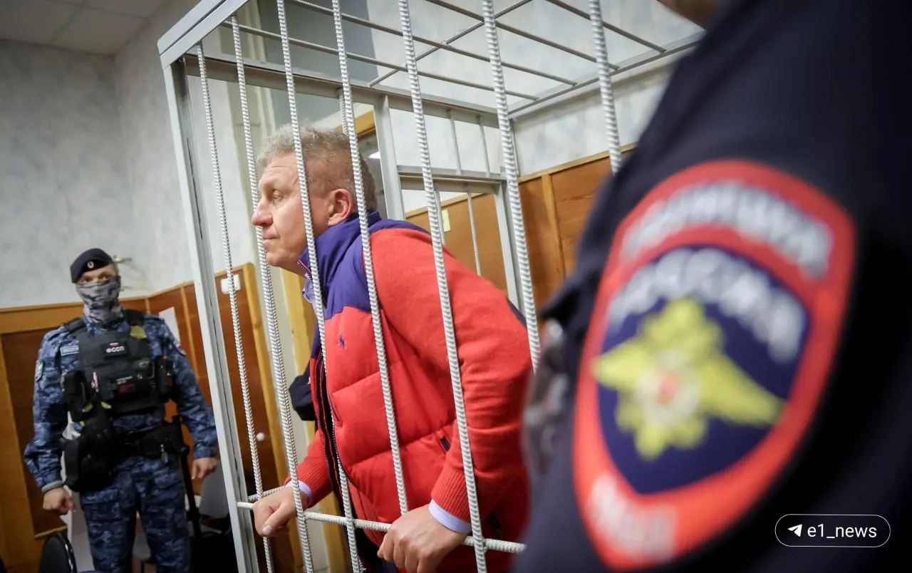 Бизнесмена Алексея Боброва и Татьяну Черных освободили из СИЗО; суд назначил им домашний арест. Следствие расследует возможное участие в похищении субсидий на сумму свыше 1 млн рублей.