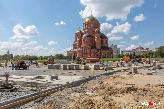 Работы на главной площади затянулись: техника, груды стройматериалов и пыль мешают прогулкам по центру города.