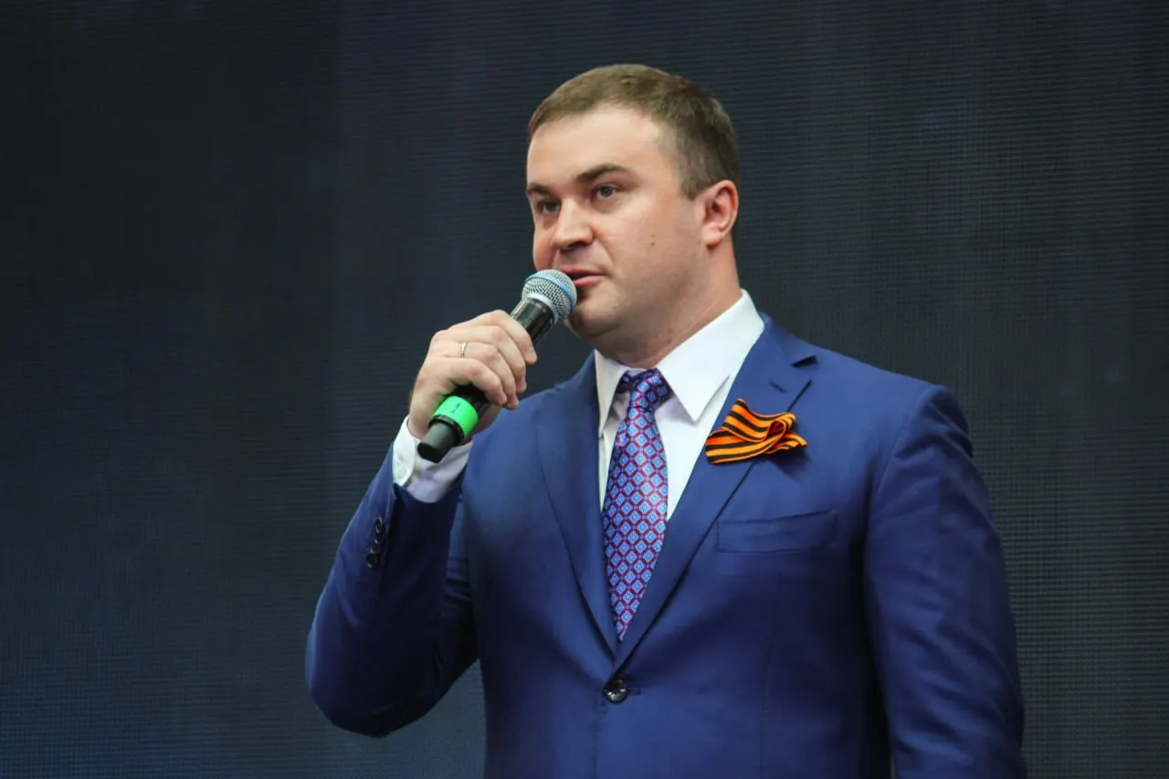 Глава региона поблагодарил работников строительной отрасли за труд и вклад в развитие муниципалитетов Омской области.