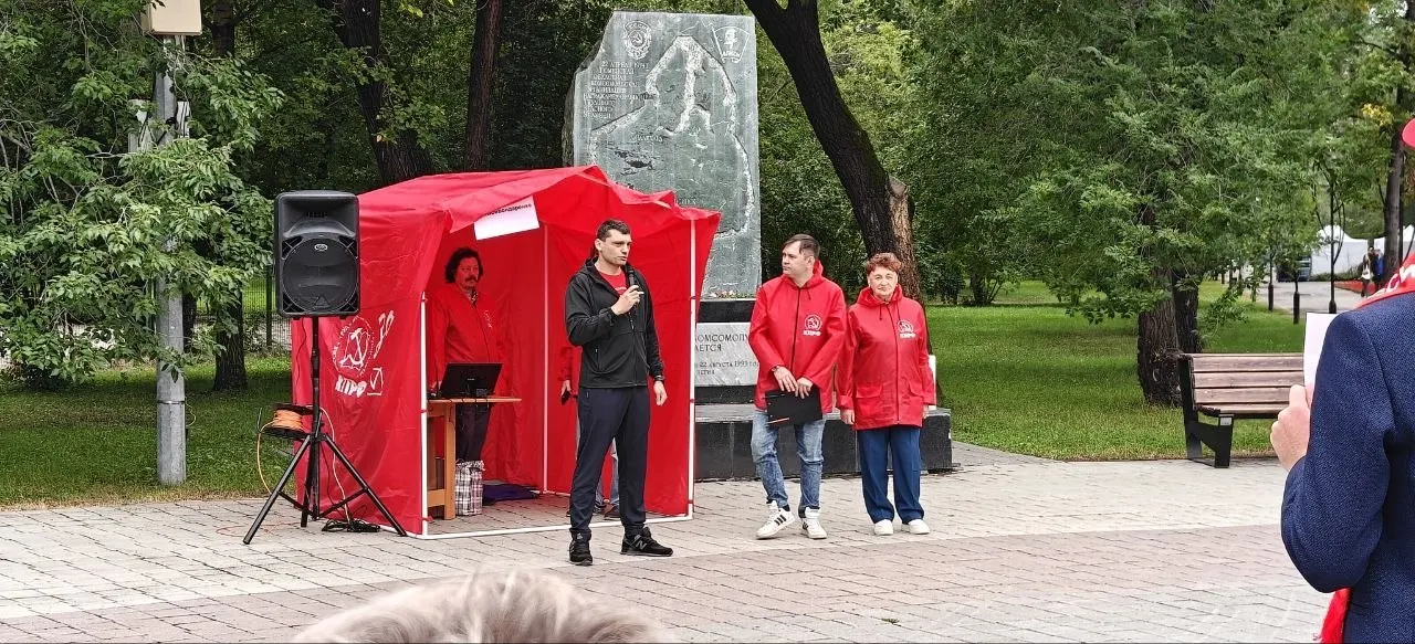 Акция состоялась в центре города: примерно сто человек выразили поддержку фигуранта дела и выразили недовольство политическими репрессиями.