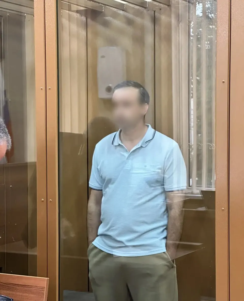 Суд продлил меру пресечения обвиняемому; дело по подозрению в попытке незаконного сбыта наркотиков продолжается.