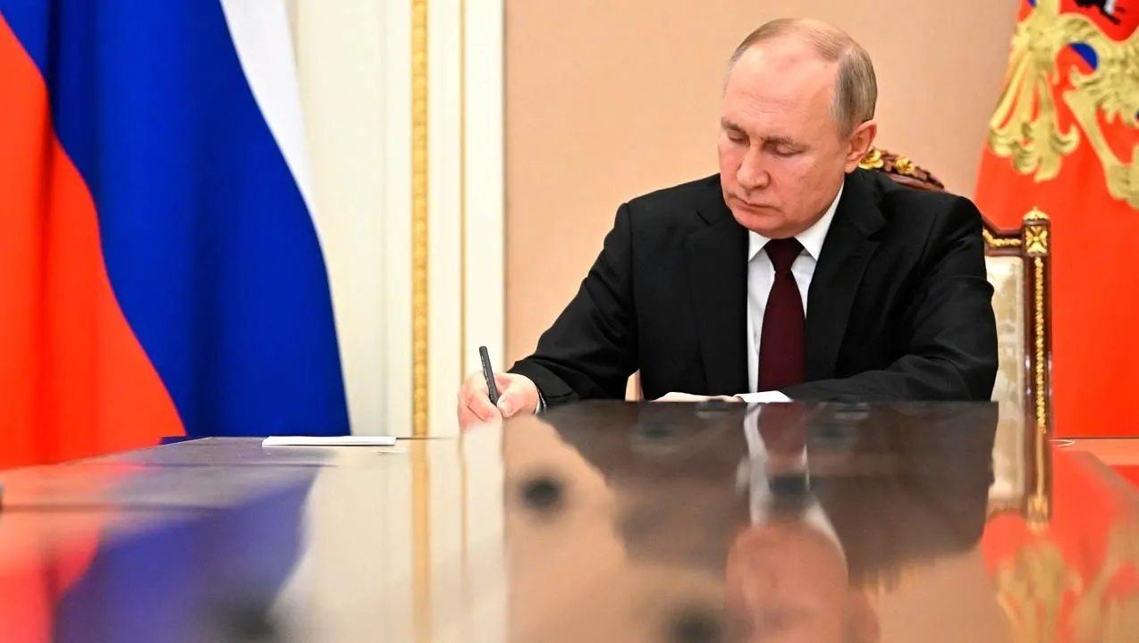 Закон подписан президентом; военный департамент может заключать контракты в период мобилизации.