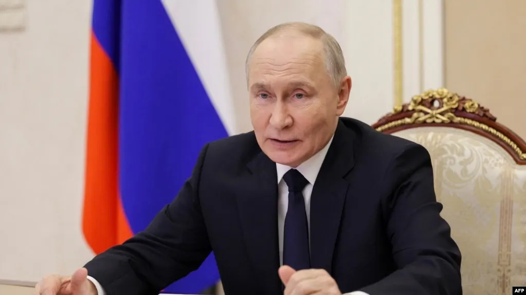 Новый закон ограничивает ряд прав граждан, покинувших Россию, включая запрет на оформление загранпаспорта, доступ к госуслугам и замораживание активов. Документ вступил в силу 4 августа.