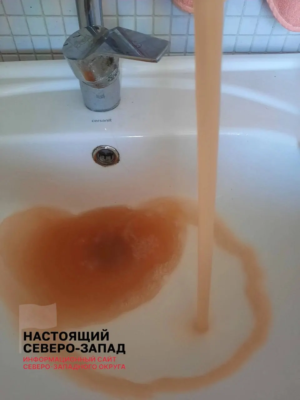 Жители нескольких сел сообщают о ржавой воде и песке в кранах, власти обещают проверить ситуацию.