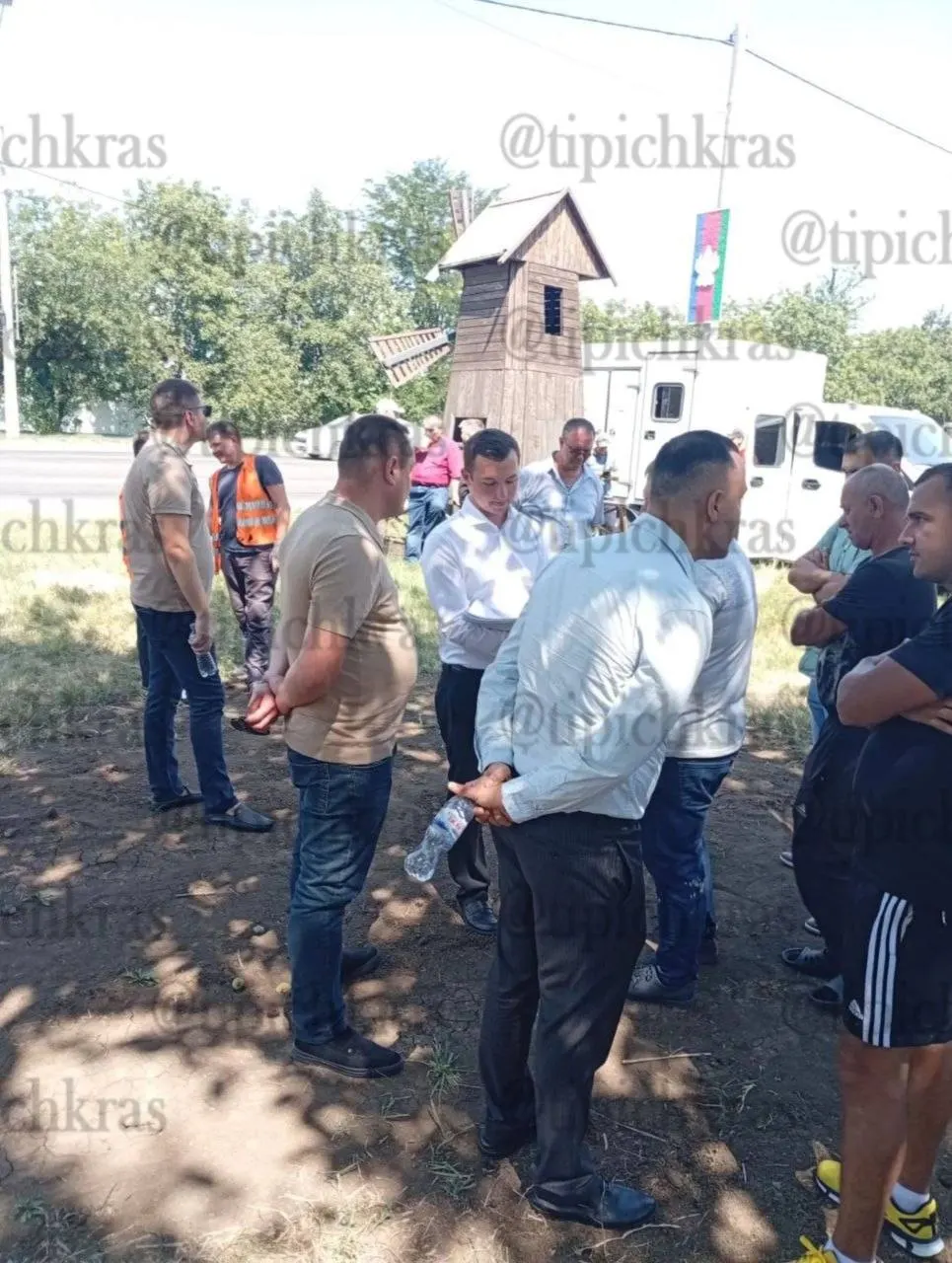 Прибыла техника для сноса построек возле памятника. Между казаками и рабочими возник конфликт; статус сооружений пока неясен.