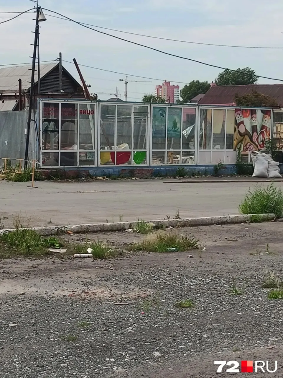 Полностью снесённый рынок превратился в пустырь. В перспективе — скоростная магистраль и новое развитие территории.