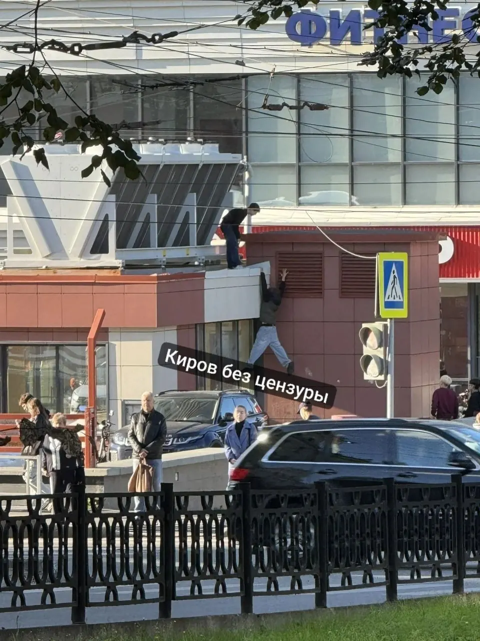 Жители жалуются на беспорядок возле жилого комплекса: вчера произошёл поджог мусорного контейнера на парковке, после чего злоумышленники скрылись.