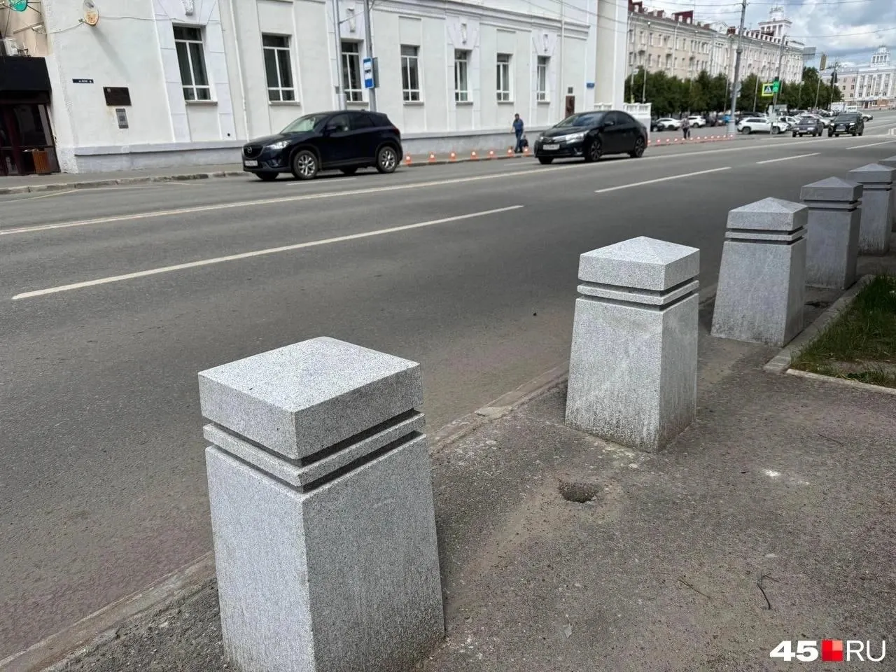 На улице Гоголя устанавливают гранитные столбики — боллары, чтобы не пускать автомобили на тротуары; горожане спорят о дизайне и восприятии.