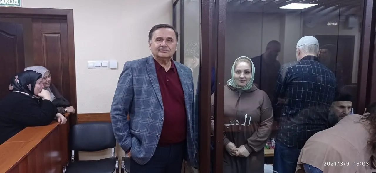 Правозащитник подал жалобу в прокуратуру после длительного допроса в аэропорту Минеральных вод по делу о своей правозащитной деятельности.