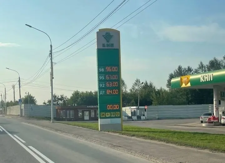 На автозаправках города — контрастная ситуация: в одних сетях топливо внезапно появилось и подешевело (АИ‑92 — 63 руб., АИ‑95 — 67 руб.), тогда как на частных АЗС литр доходил до 135–145 руб.