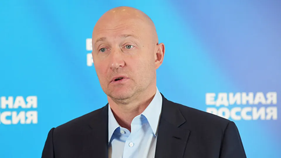 Расследование выявило цепочку активов депутата и его супруги: московская квартира, виллы и зарубежная недвижимость на сумму миллиарды рублей, а также элитные автомобили.