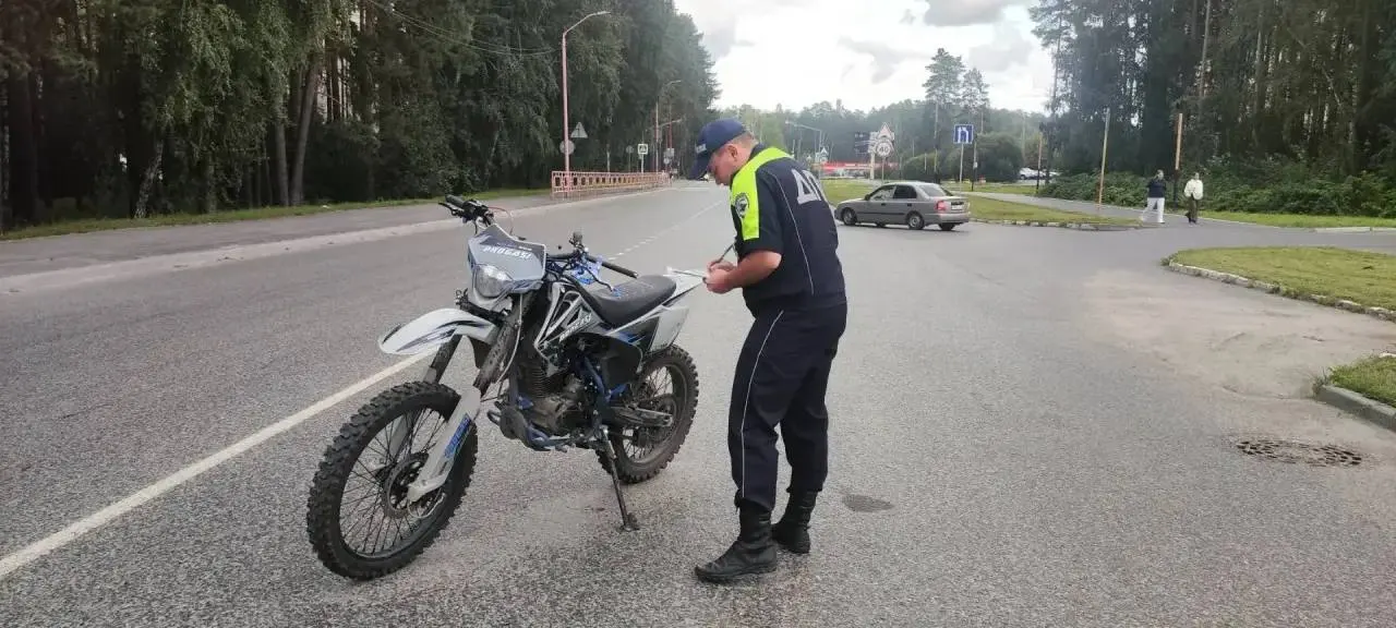 18-летний водитель на мотоцикле сбил женщину на пешеходном переходе в Заречном; пострадавшую доставили в больницу.