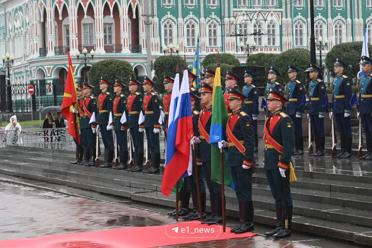 Возложение цветов и торжественная церемония у памятника Василию Татищеву и Вильгельму де Геннину: в мероприятии приняли участие главные лица города.