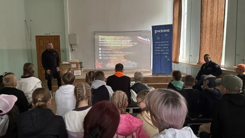 В детский лагерь в Печорском районе прибыли лекторы из госорганов, чтобы рассказать детям о государственных символах и значении единства нации; мероприятие организовала общественная организация, близкая к власти.
