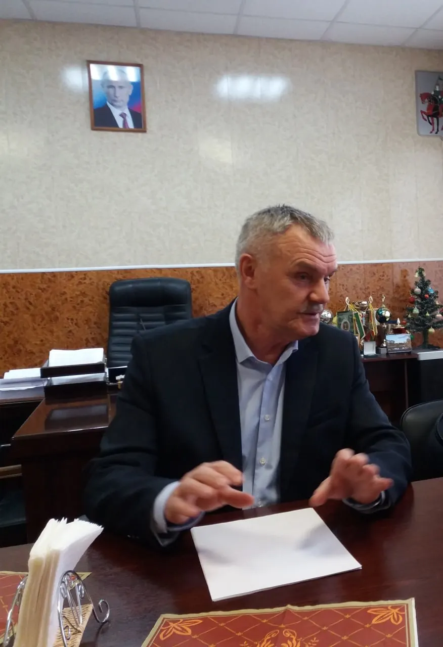 Суд не прекратил уголовное дело против бывшего руководителя района;材料 указывают на продолжение разбирательства по делу, связанному с отоплением деревни Коленово.