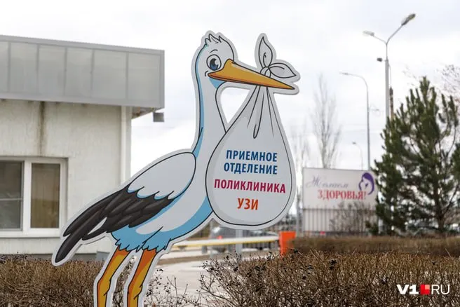 Охрана на въезде отказалась пропустить автомобиль к приемному отделению, и роженица вынуждена была идти пешком, пока начались роды.