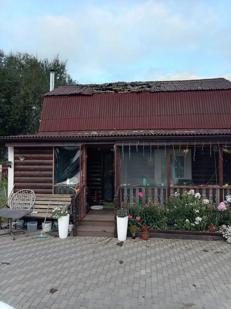 Беспилотник упал на частный дом в Подмосковье; пострадавшие — женщина и ребёнок — госпитализированы и находятся под наблюдением врачей.