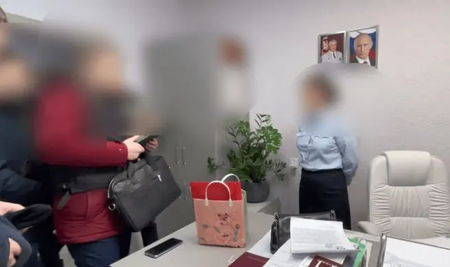Суд установил, что в 2021 году экс-руководитель миграционного отдела за взятку помогла мигранту получить вид на жительство и гражданство РФ, затем фиктивно зарегистрировала ещё двоих иностранцев.