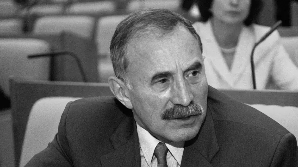 Явка составила около 50%, победил Асламбек Аслаханов (примерно 91 тысяча голосов); выборы проходили с усиленной охраной, часть участков была закрыта.