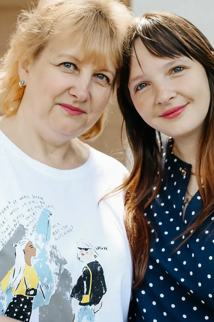 Женщина с редким диагнозом множественная миелома IV стадии проходит тяжелое лечение и реабилитацию; семья ищет финансовую поддержку, чтобы преодолеть дорогостоящее лечение.