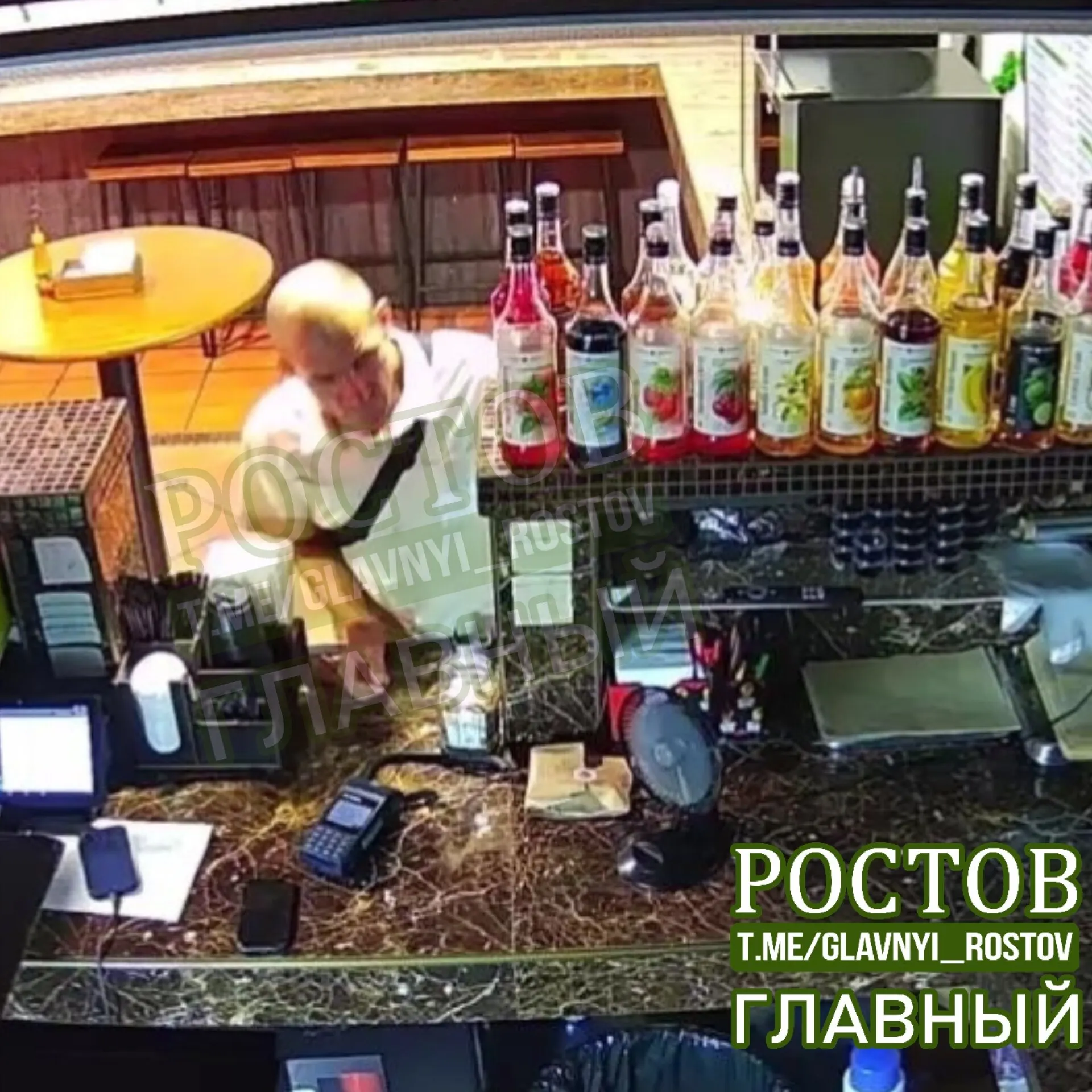 В кафе города произошла кража двух мобильных устройств. Заявление в полицию подано; ищут свидетелей и дополнительную информацию.