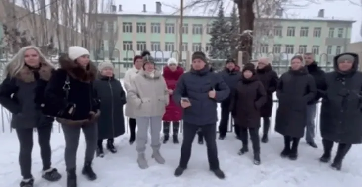 Сроки ремонта снова вызывают вопросы у родителей после возвращения на должность ранее уволенного директора.