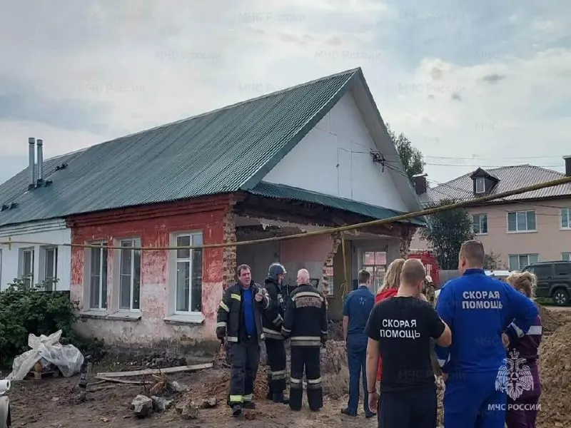 Стена жилого дома обрушилась в Первомайске; погиб один человек, на месте работают спасатели.