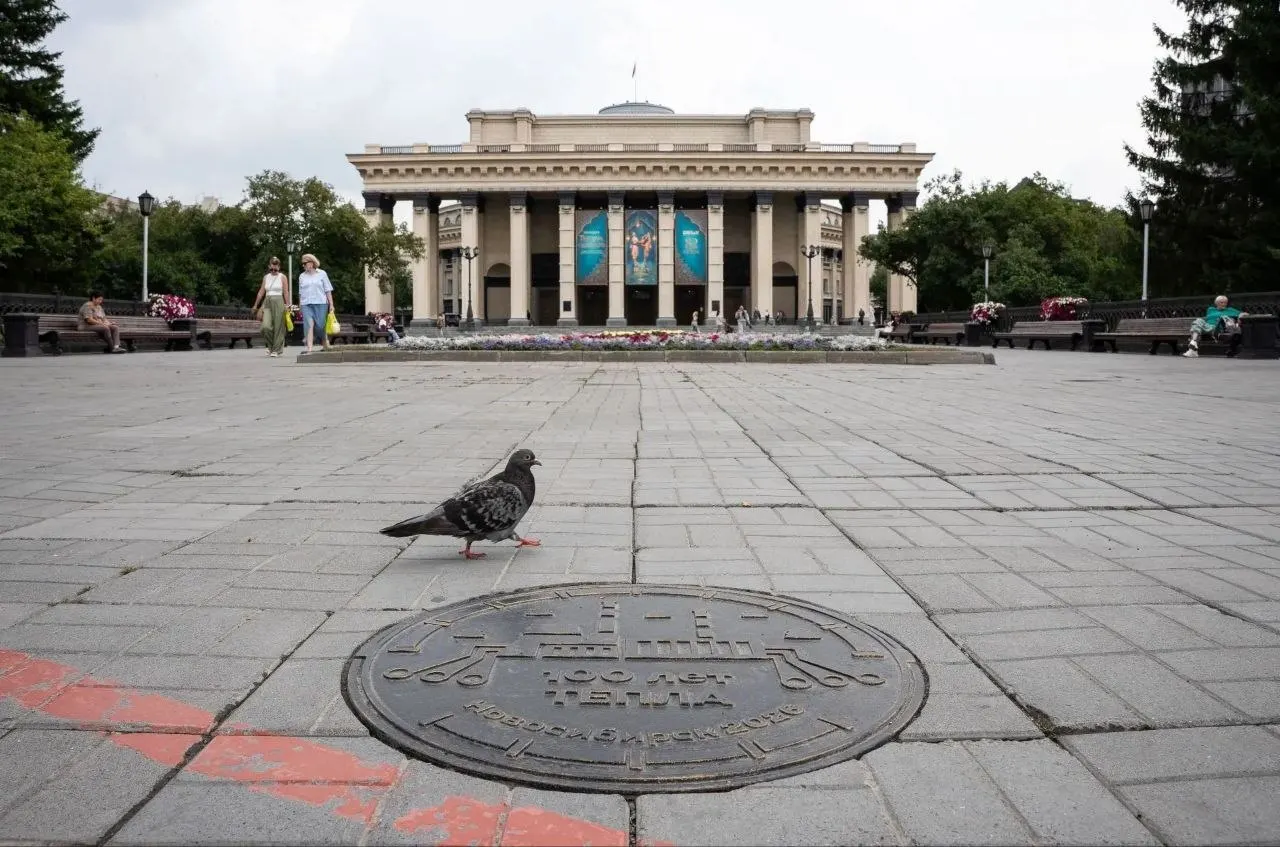 В Новосибирске представлены дизайнерские люки, созданные СГК к памятной дате. Под крышками нет тепловых камер, они безопасны. Локации размещения: площади Ленина, сквер имени Крячкова, площадь Пименова возле Кирова, а также рядом с НГУ и НПЭК.