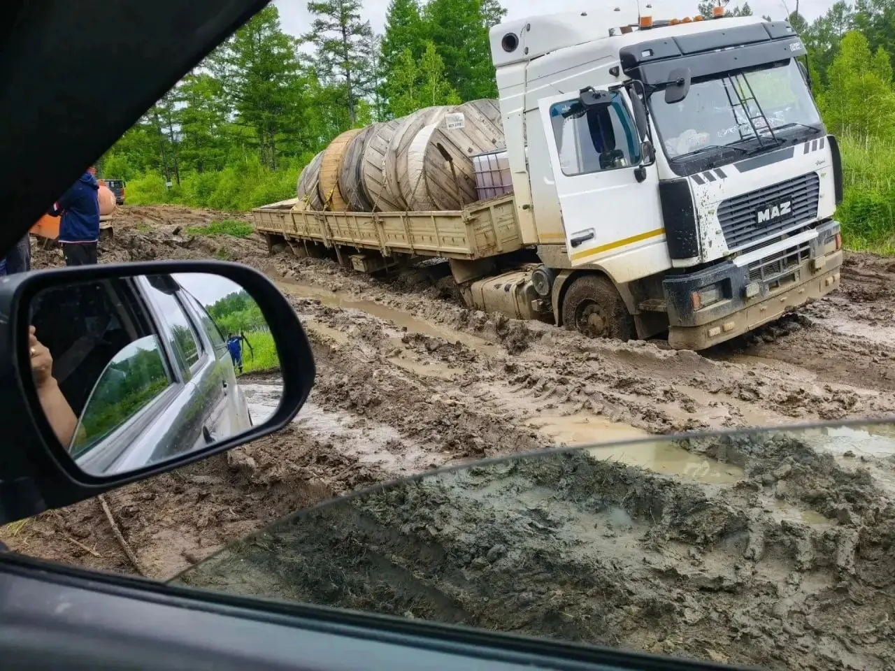 Жители поселков Кактолга и Будюмкан в Газимуро-Заводском округе записали видеообращение из‑за разрушенной трассы. Маршрут до районного центра в дождь и после проезда тяжеловесных фур превращается в непреодолимую колею — дорога занимает в 2–3 раза больше времени и угрожает доступу к медпомощи и поставкам.