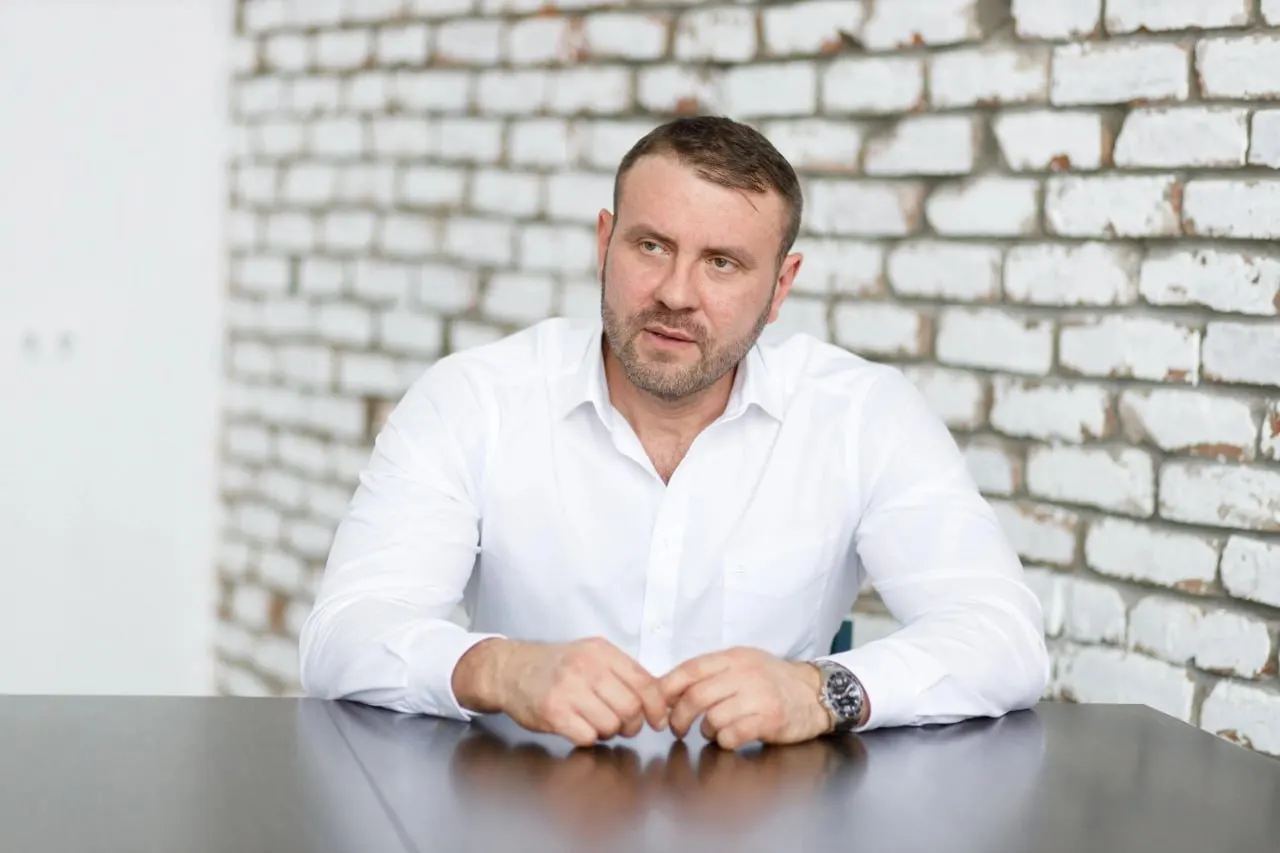 В Самарской области Сергей Тетюшкин возглавил центр протезирования и школу ходьбы «Основание» в Тольятти, предлагая полный цикл услуг.