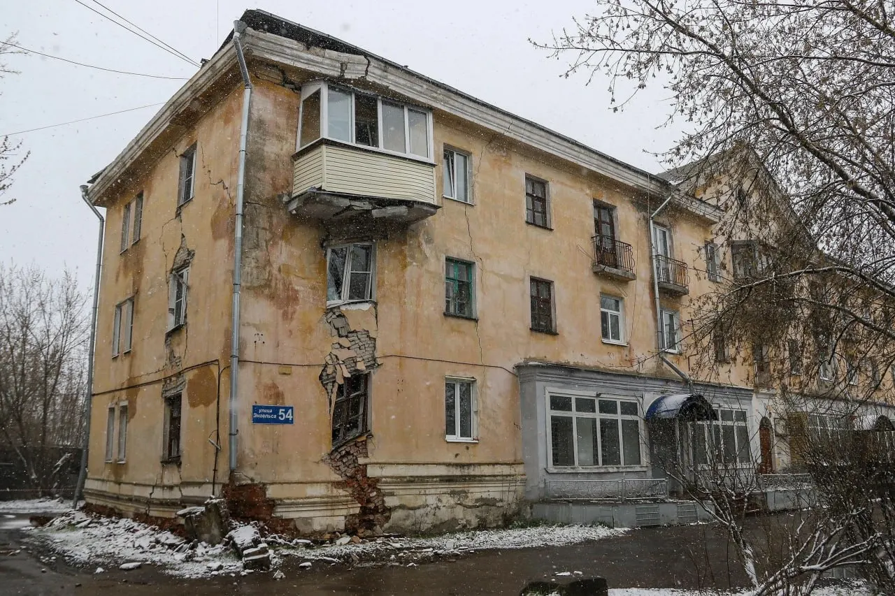 Следствие обвиняет руководителя управляющей компании в ненадлежащей организации работ по устранению последствий подтопления; причиной называют повышение грунтовых вод и аварию на сантехнике.