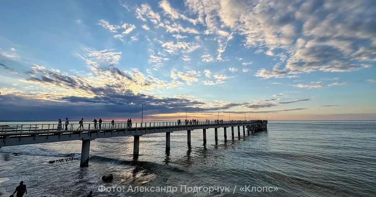 Вечерний закат над Балтийским морем и обновлённый мол в Зеленоградске стали местом прогулок для жителей и гостей.