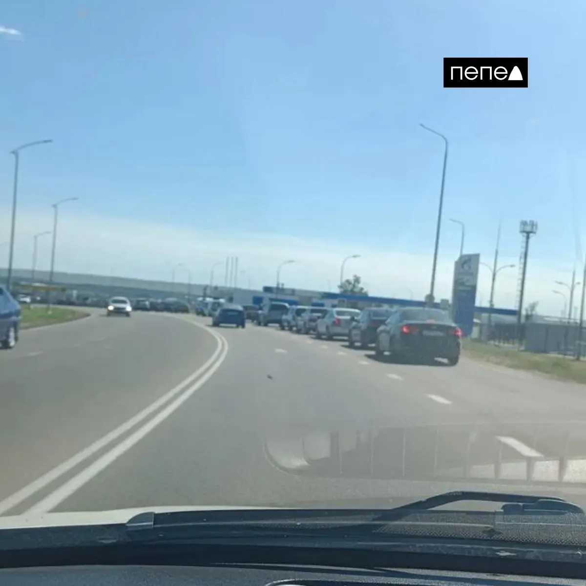 Десятки автомобилей выстроились в очереди за топливом на заправках города Алексеевка; ситуация вызывает напряжение среди водителей и требует наблюдения со стороны властей.