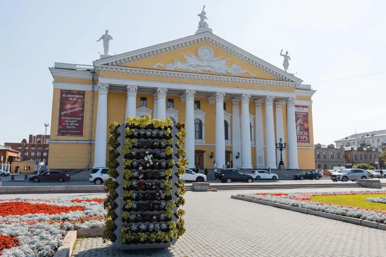 Вертикальные клумбы установлены возле театра оперы и балета, кинотеатра Пушкина и отеля «Южный Урал».