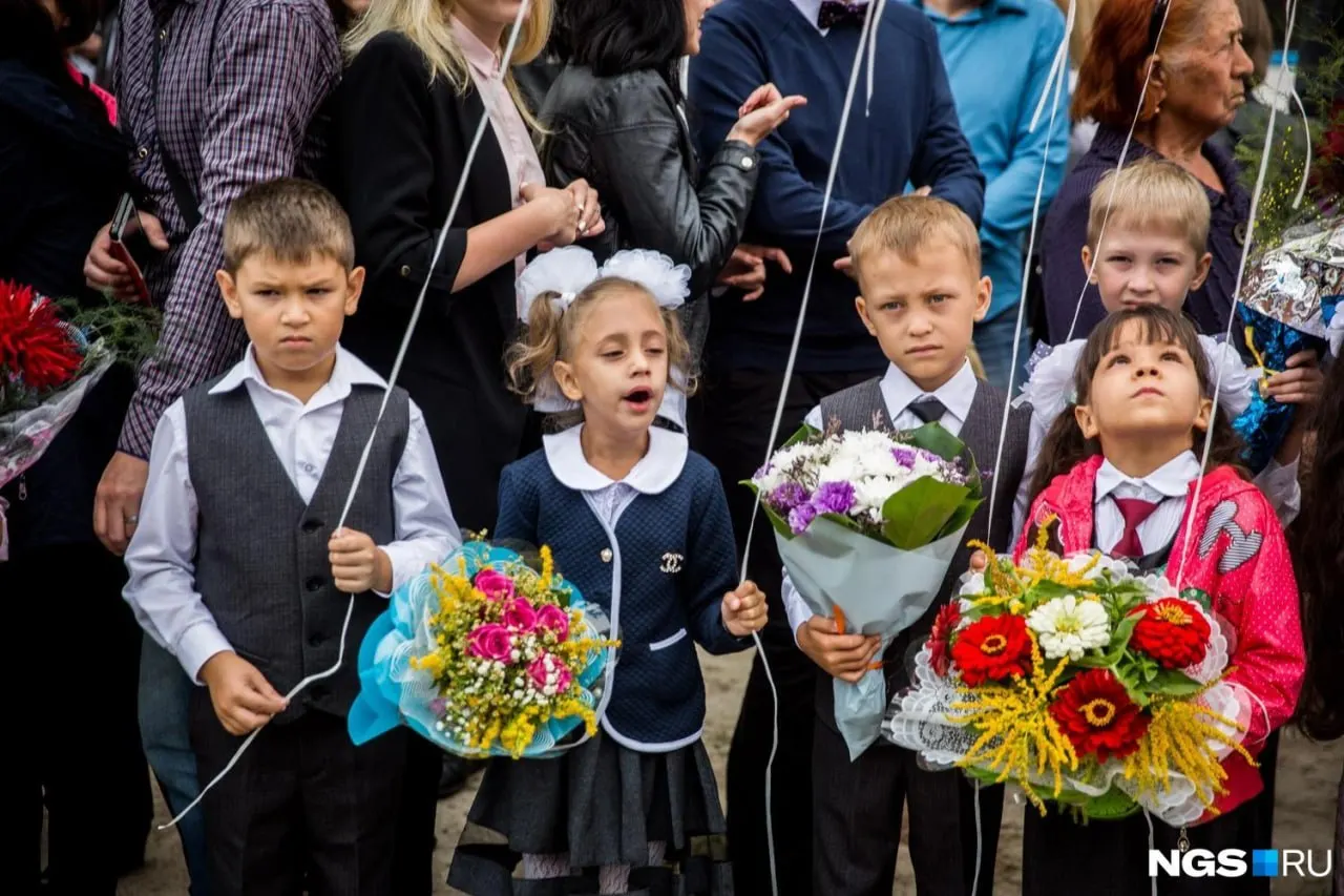 Региональные власти заявили о переходе кузбасских школ на одну смену в рамках стратегии развития, однако часть учреждений продолжает работать в две смены.