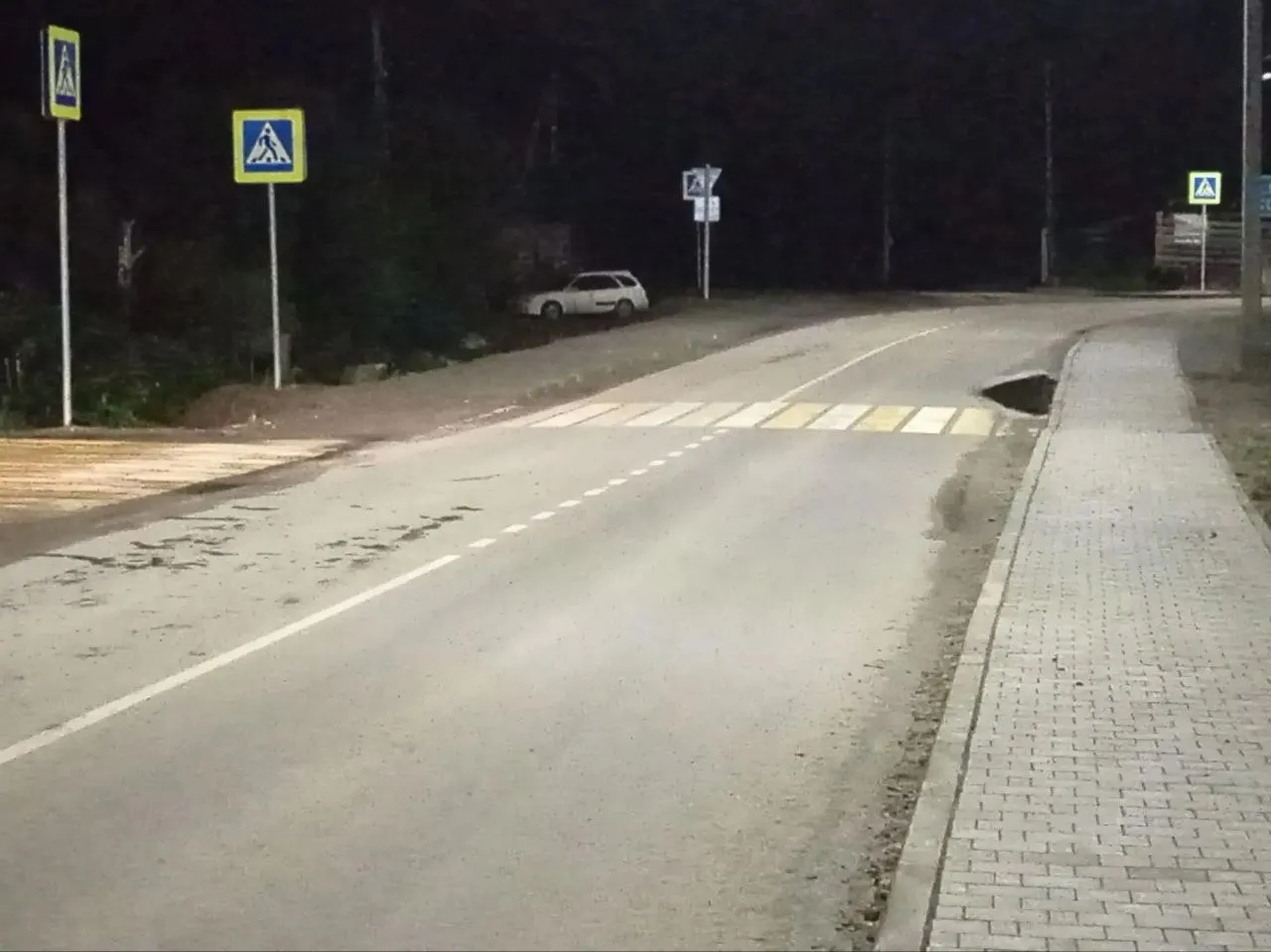 После аварии подросток получил сотрясение мозга и ушиб колена. Полиция выясняет обстоятельства ДТП и принадлежность мотоцикла.