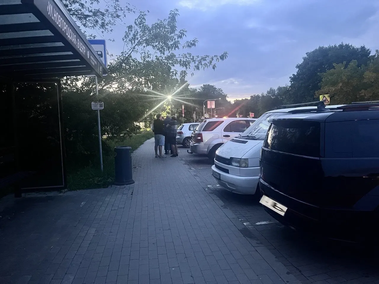 Женщина с ребенком едва избежали столкновения у остановки, где парковочные действия водителей продолжают создавать опасную ситуацию. В городе предложили увеличить заметность пункта и усилить контроль за нарушителями.